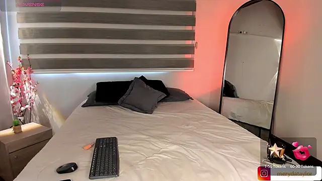 MERIDA TAYLOR online show from November 10, 1:06 pm