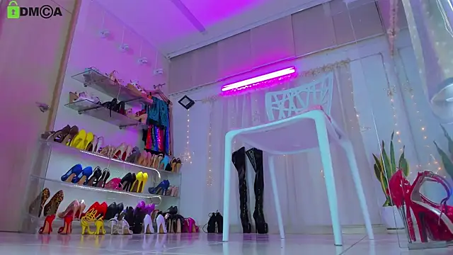 kendrarioss online show from September 16, 8:50 pm