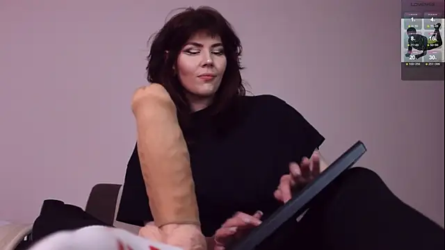 Luna Blake online show from December 18, 2:00 pm