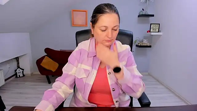 LollaGirl online show from April 7, 3:19 am