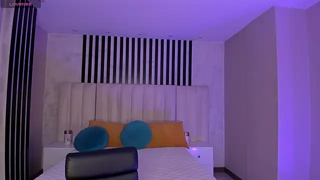 EveBensonX online show from April 9, 6:46 pm