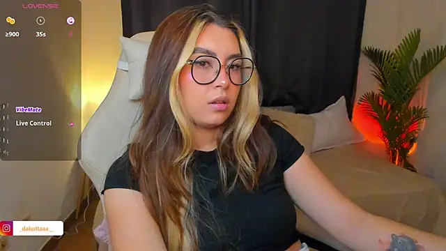 dakottaa  online show from July 11, 1:49 am