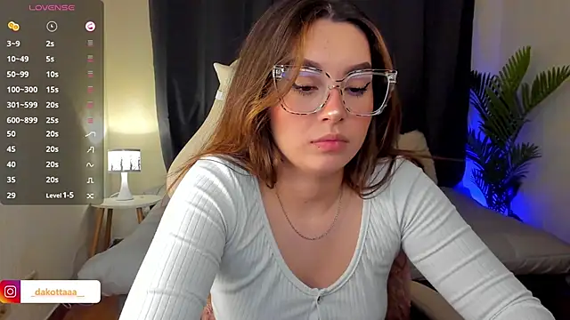 dakottaa  online show from October 10, 11:20 pm