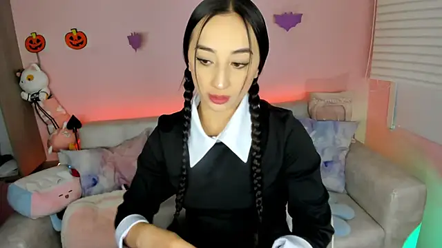 tinysara online show from October 31, 4:33 pm