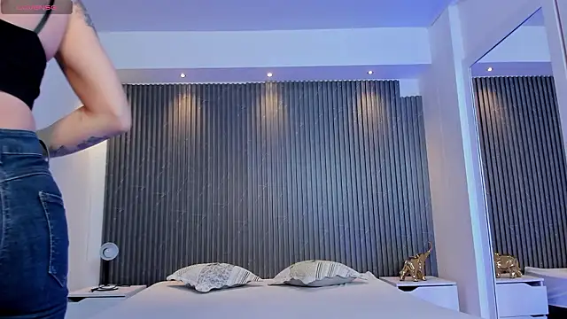 charlottewhitte online show from February 19, 12:37 pm