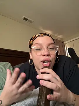 QueenNuttCollector online show from November 11, 3:09 pm