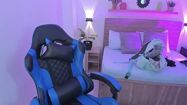 izaro22 online show from September 18, 1:09 pm