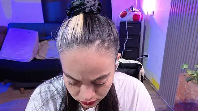 Cuttiealice online show from December 16, 1:06 pm