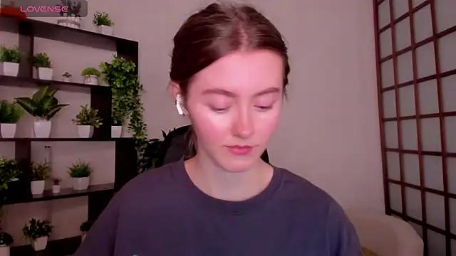 KateCuddle online show from December 19, 2:27 am