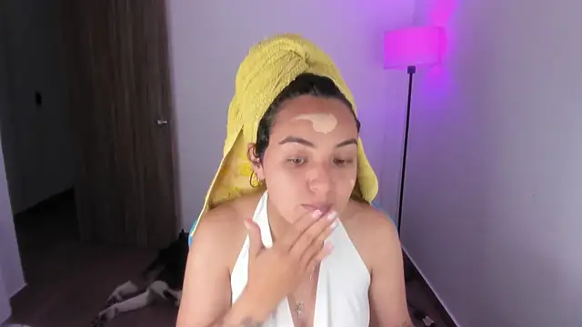 Emily Nicole online show from December 14, 2:06 am