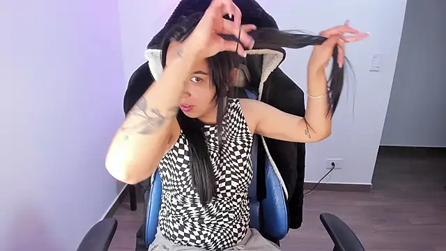 Emily Nicole online show from November 8, 1:32 am