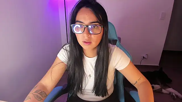 Emily Nicole online show from April 5, 2:32 am