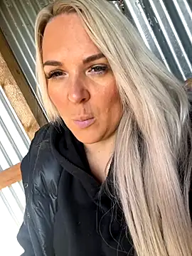 Bustyblondebabe32 online show from September 29, 8:41 am