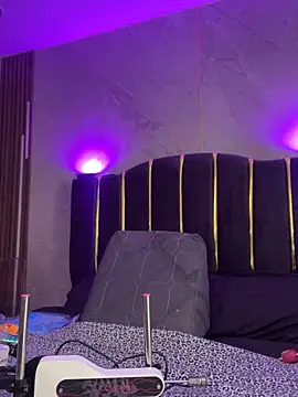 Abril Luv online show from September 9, 1:33 pm