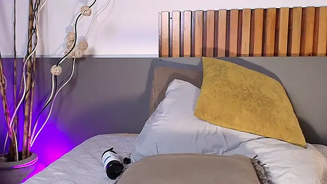 NoraDasilva online show from September 28, 1:23 am