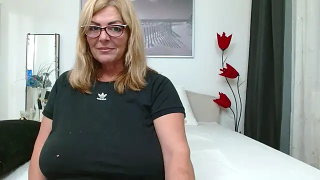 YulliaMilf online show from November 7, 3:17 pm