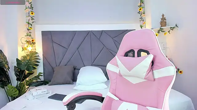 KiarhaTrixie online show from December 14, 3:12 am