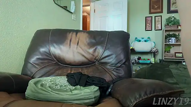 Linzy 19 online show from December 3, 4:42 pm