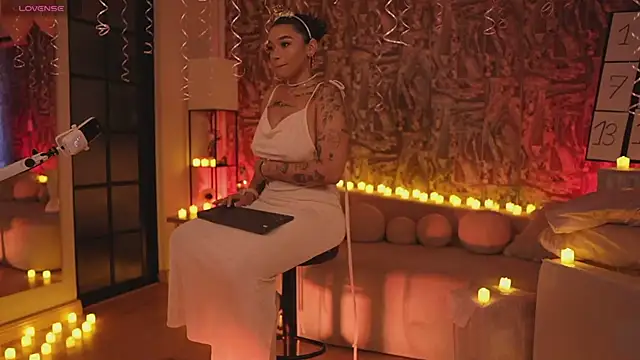 HannahW  online show from October 4, 10:03 pm