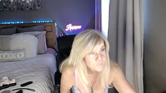 Lenaxox online show from March 19, 3:38 pm